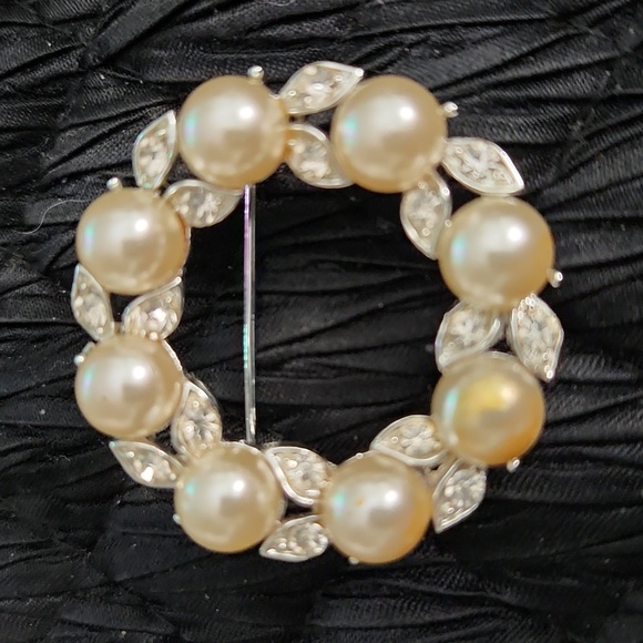 LISNER Vintage brooch circle of pearls, rhinestones. - Picture 4 of 10